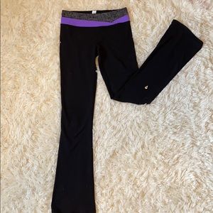 Ivivva yoga pants with design at the top.